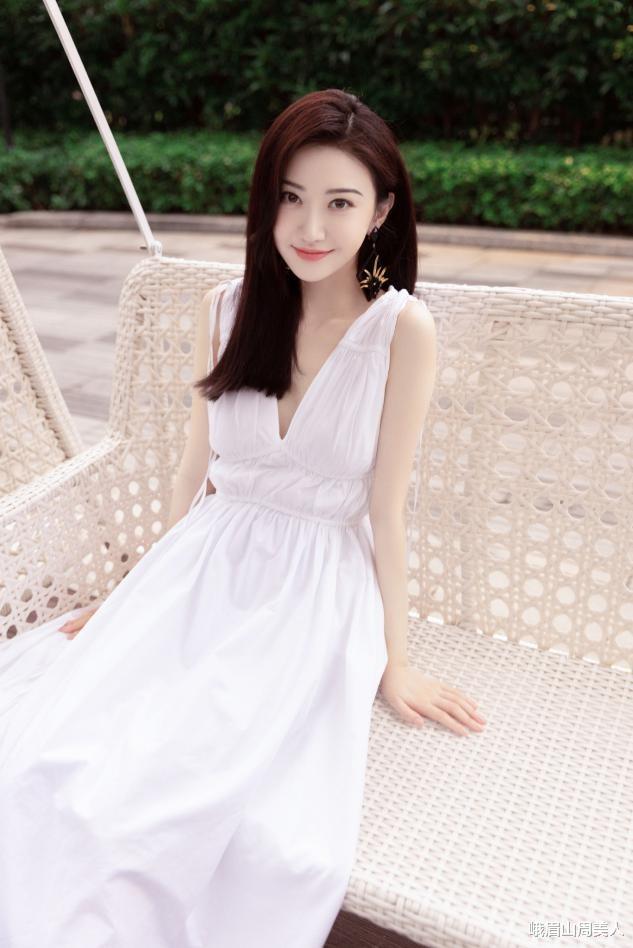 峨眉山周美人|景甜越来越放得开了，穿吊带方领裙亮相，倒三角身材让人羡慕