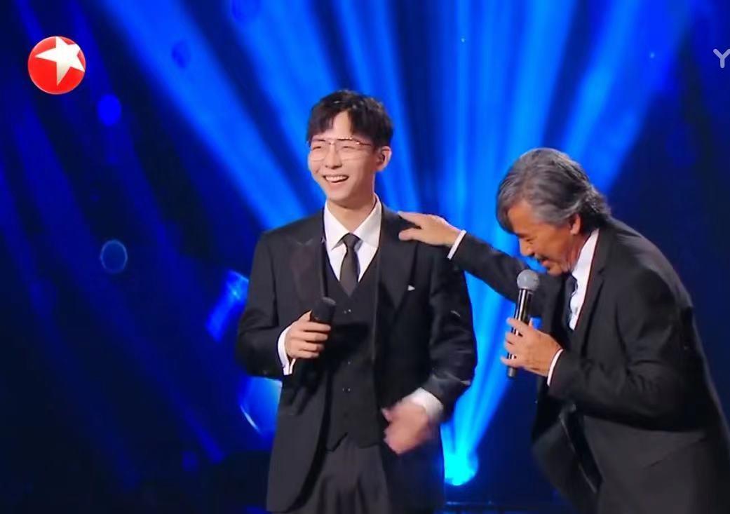 戴佩妮|戴佩妮穿恨天高表演,薛之谦调侃她踩高跷,结果一句话让他闭嘴