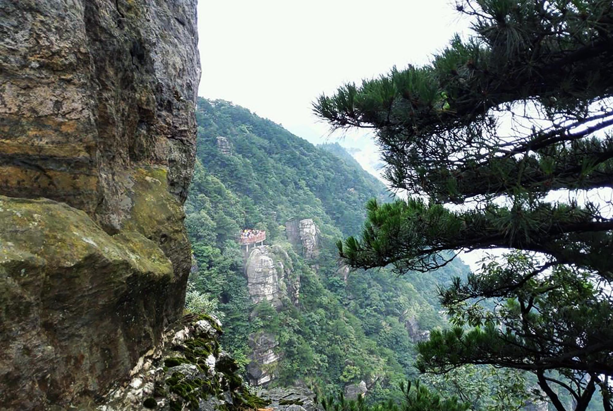 庐山 庐山有一处谷深壑幽的峡谷，这里峰奇岭秀，山奇石怪，气象万千