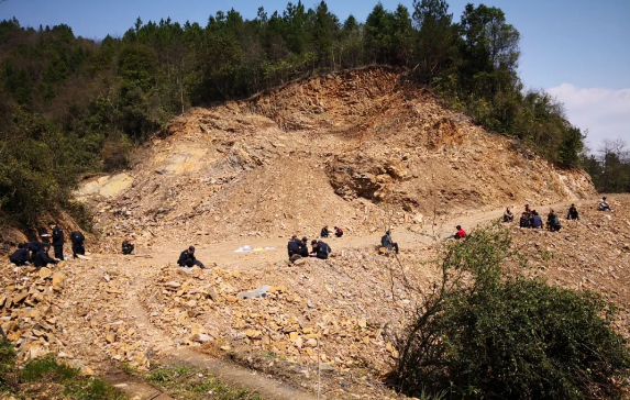 热点微评社 真狠!男子侵吞13万货款潜逃,20年不管妻儿!
