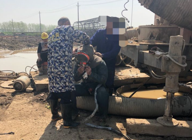 工地 为什么工地打桩机钻头掉了要找“水鬼”打捞，而不直接抽水？