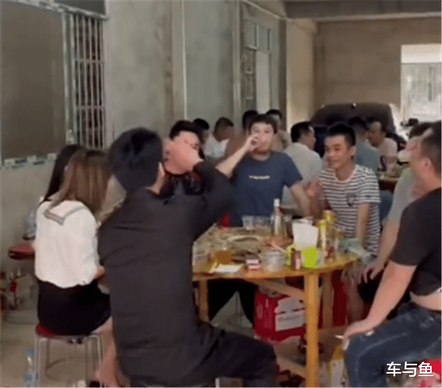 丰田汉兰达|曾凭一句“这辈子不可能打工”走红的周大哥，今已开上劳斯莱斯，还是双拼色漆