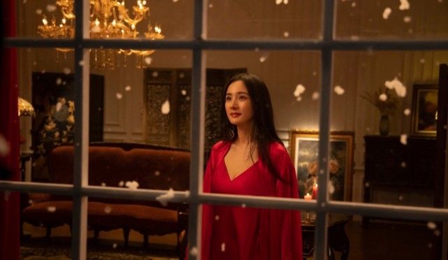 杨幂|黑发红唇红裙，杨幂雪中漫步重回林萧，当年红裙全球仅一件