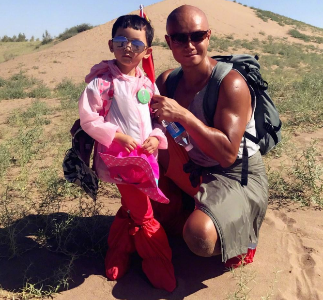 乐嘉|谁还记得乐嘉的女儿？4岁徒步沙漠，5岁去少林寺吃苦，现在成这样