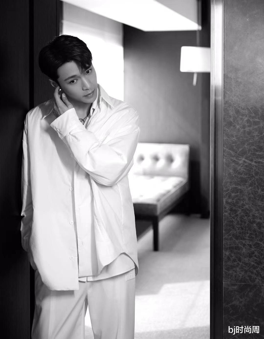 穿衣搭配|张艺兴这一身白色西装，用来约会，还是挺养眼的