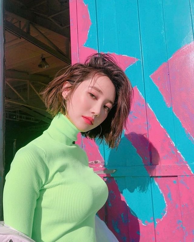 穿衣搭配|曾获校服大赛金奖，后被称为“短发女神”，造型搭配干练帅气