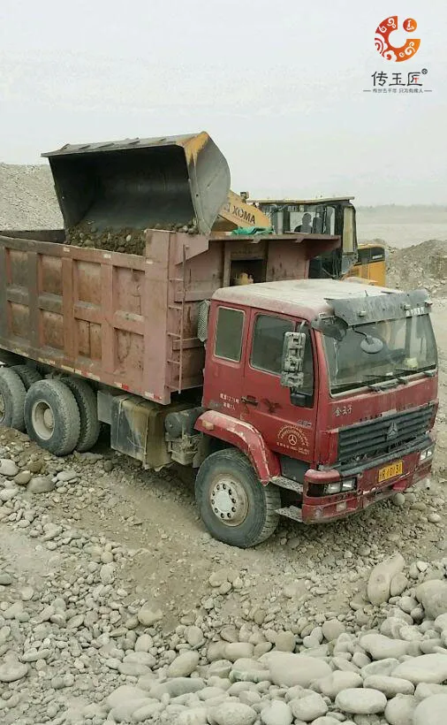 挖掘机|他在河边捡了一块价值30万的和田玉......