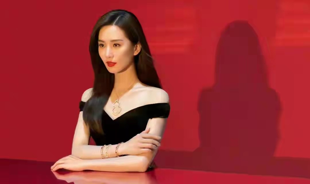 刘诗诗|刘诗诗爱上大红唇！新广告穿白西装都难掩妩媚感，女人味开挂超美