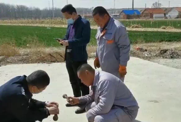 大国将苓 垃圾桶挖出3条废铁，警方却大喊：快撤