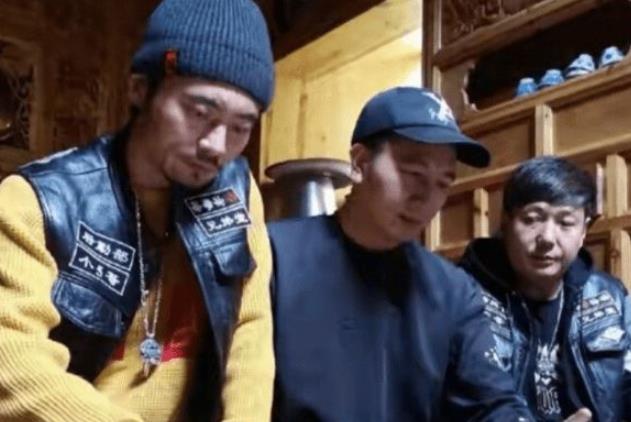 胖达美妆所|李亚鹏撇清跟兄弟堂关系,闭口不谈照片来源,赤脚干农活享受生活