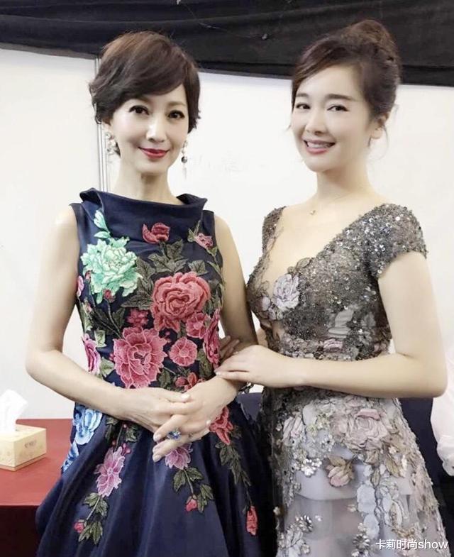 卡莉时尚show|左小青穿刺绣裙气质高贵，皮肤白皙细腻像少女，完全看不出有44岁