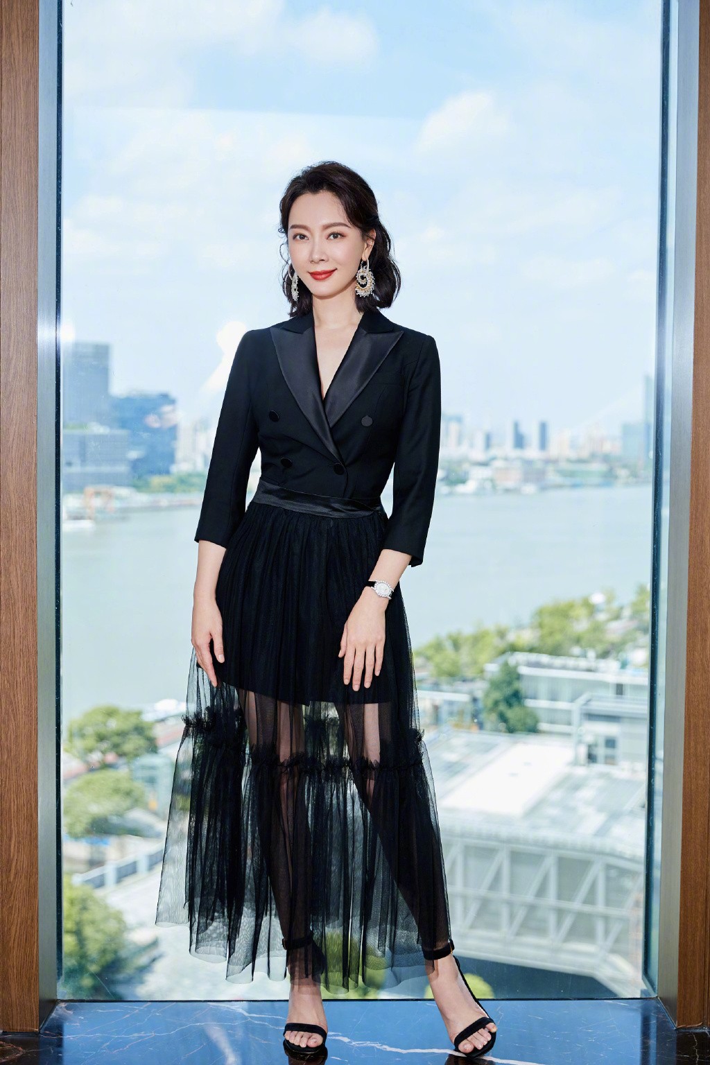 高晓松|王丽坤真会穿，穿白色连衣裙优雅大方，“波波头”发型减龄显脸小