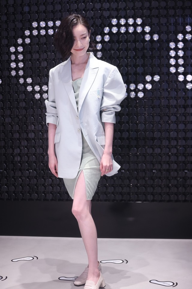 BiuFashion|倪妮的“瓷瓶”身材太绝了，白色净版裙穿得也这么魅惑，真够撩人