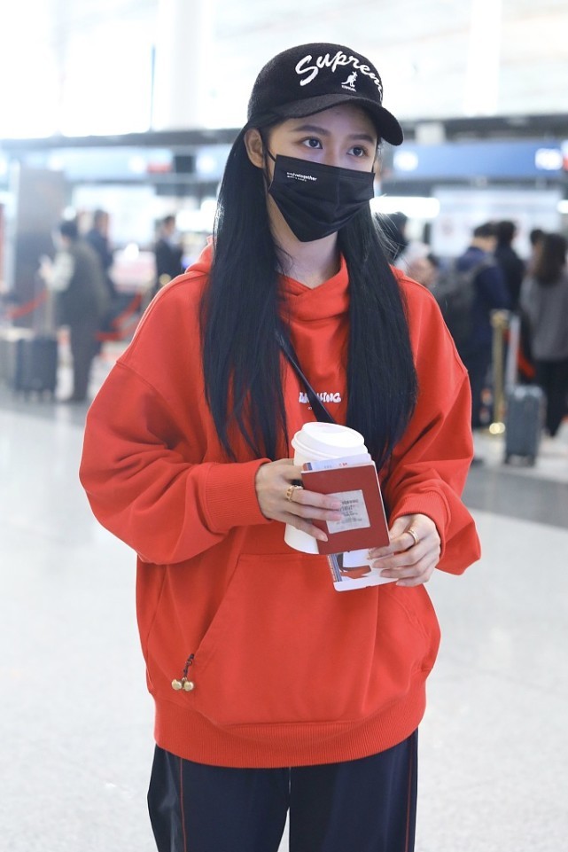 BiuFashion|27岁的蔡卓宜穿黑裙挺妩媚，看不出是离过婚的人，王大陆眼光挺好