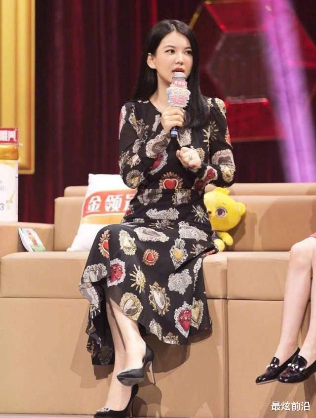 最炫前沿|李湘越来越瘦了，一袭蓝色连衣裙穿出高级美，主持人气质依旧显著
