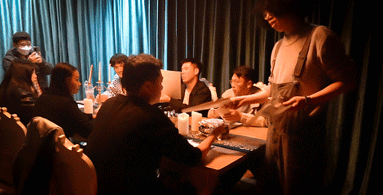 德云社|1小时200元？为满足“精神需求”，年轻男女撑起了一个新娱乐行业