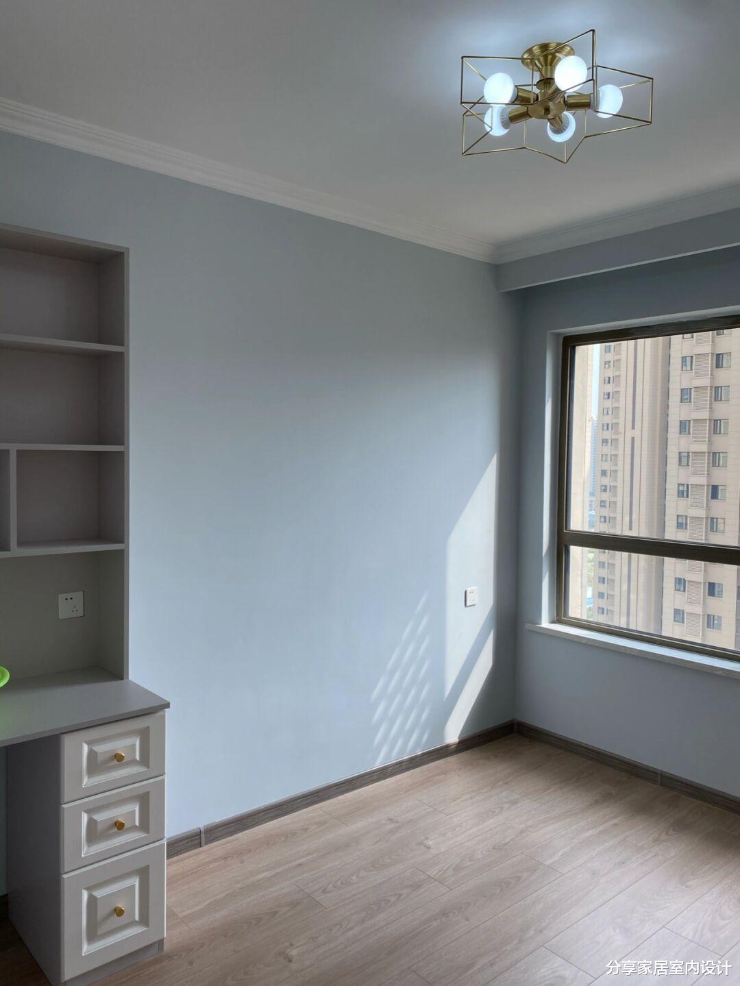 辛苦四个月硬装完工，墙面刷蓝灰色效果真漂亮，让人看了都羡慕！