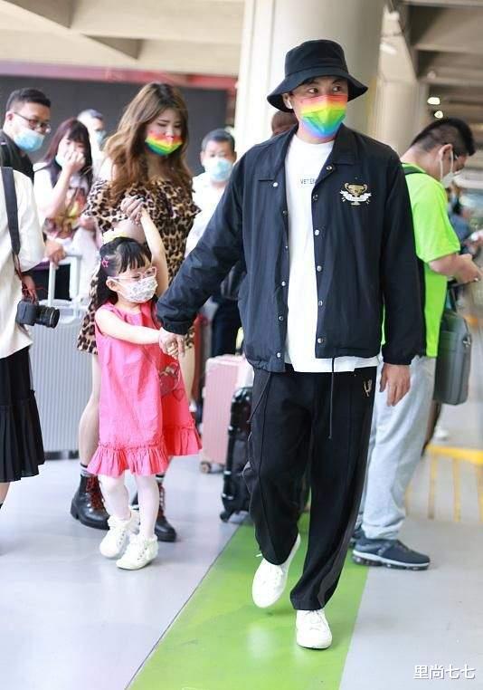 秦昊|秦昊女儿接机爸爸，小米粒正脸罕见曝光，女助理穿豹纹短裙太性感