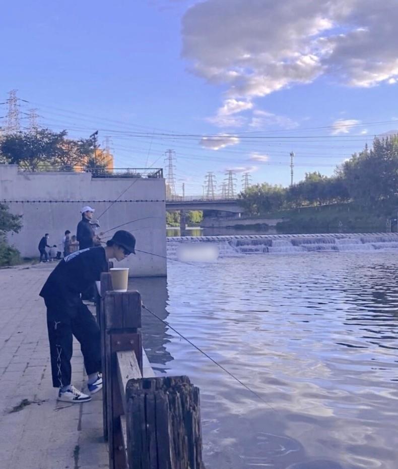 张亮|张亮带儿子钓鱼被偶遇，13岁天天暴风式生长，身高近180直逼爸爸