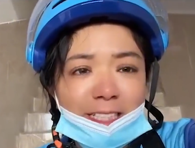 女外卖员崩溃大哭视频爆火,体现生活的不易,你勤劳的样子真美!