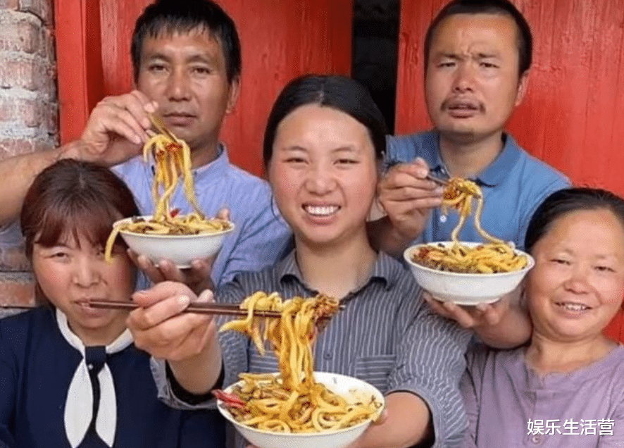 牛爱芳搬家，凭空多几套家具，万元沙发惹眼，小春花不小心说漏嘴