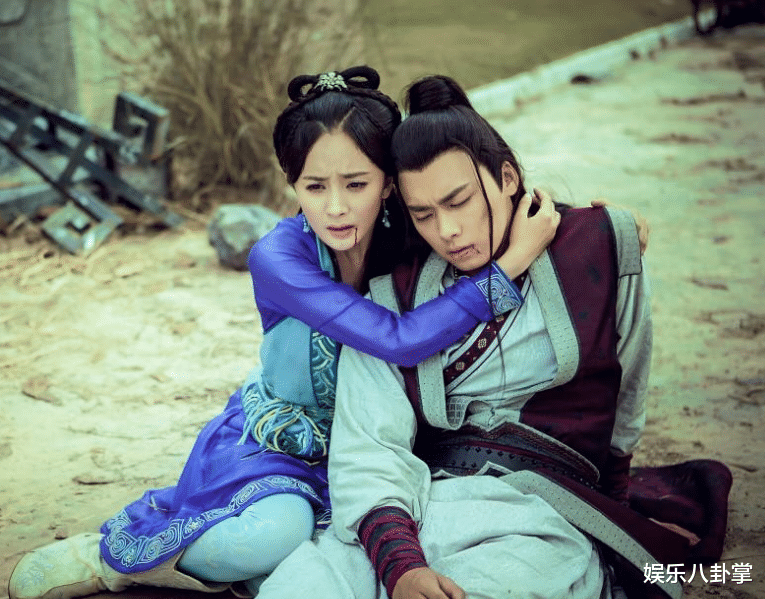 杨幂|16年前,有谁注意到刘亦菲身后打伞的小女孩,现已火得一塌糊涂!