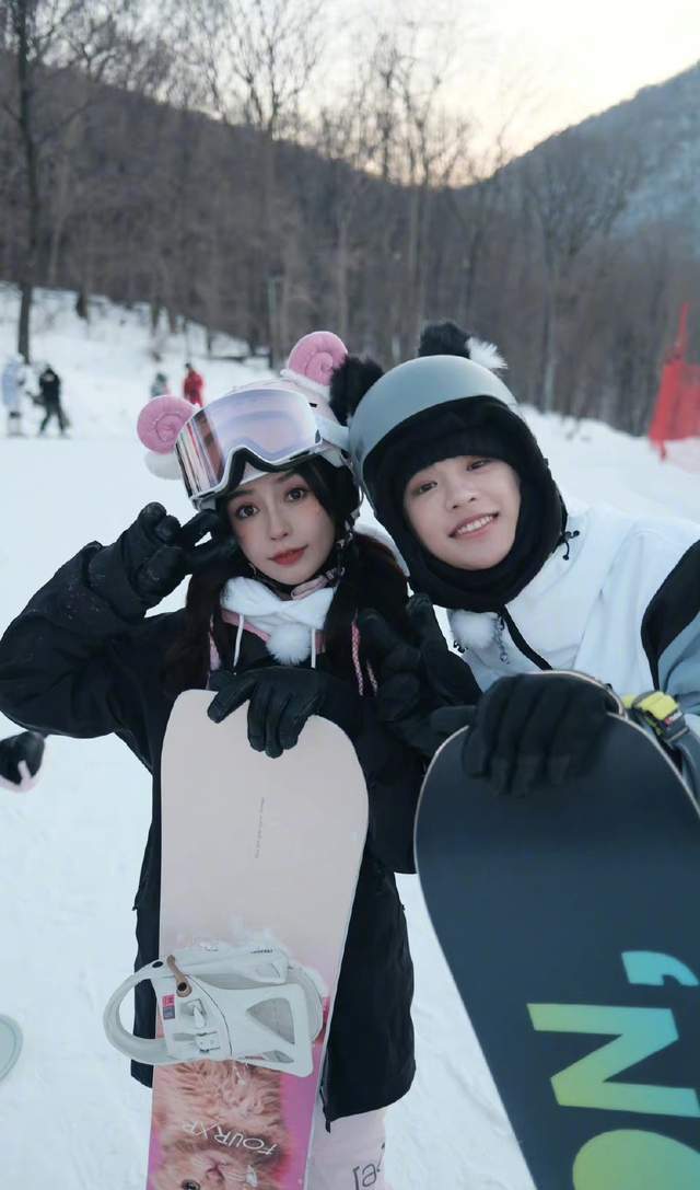 虞书欣|32岁baby晒滑雪照，状态不输虞书欣，与小13岁黄明昊同框似姐弟