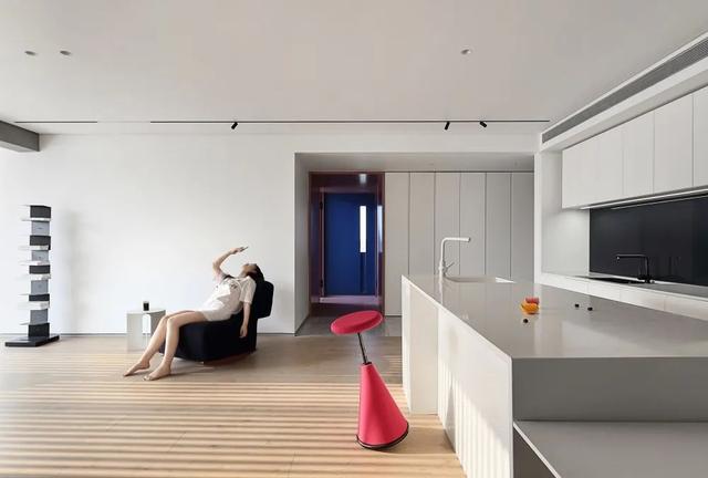 |120㎡现代极简，全屋纱帘、引入光线，黑白灰+红蓝点缀独特美