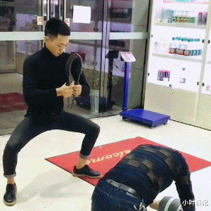 小叶娱记 “让闺蜜帮我拍一张唯美草地照，结果却像极了案发现场……”绝交
