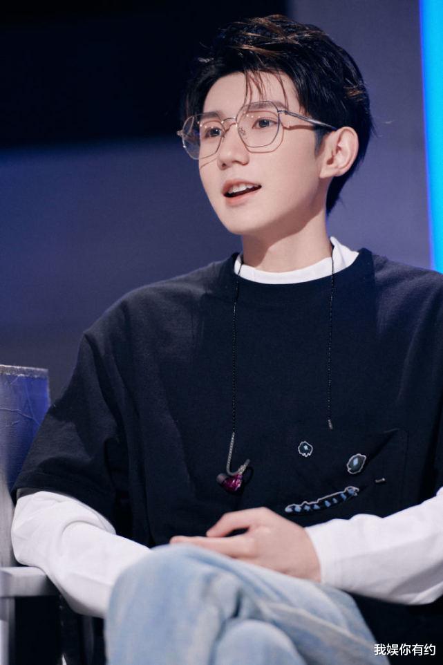 郭碧婷|王源录制节目换新造型，大方尝试轻熟男画风，“眼镜”成点睛之笔