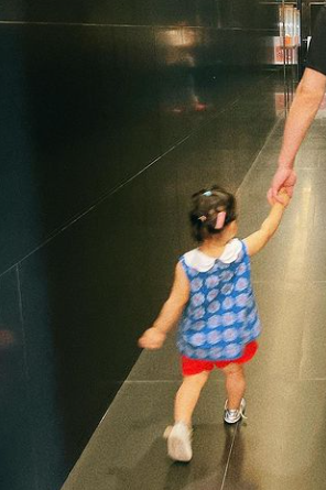 陈赫|陈赫晒张子萱视角父女照，一手牵一个女儿好有爱，5岁安安长高明显