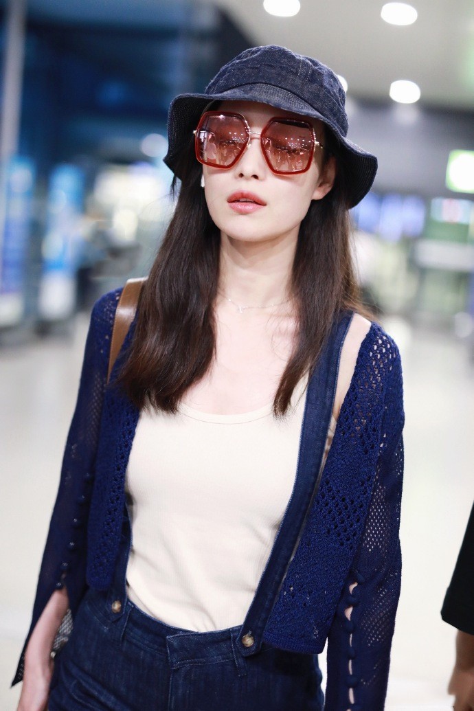 混搭时尚Anna|33岁倪妮机场造型获好评，“老汉背心”配少女背带裤，时髦又洋气