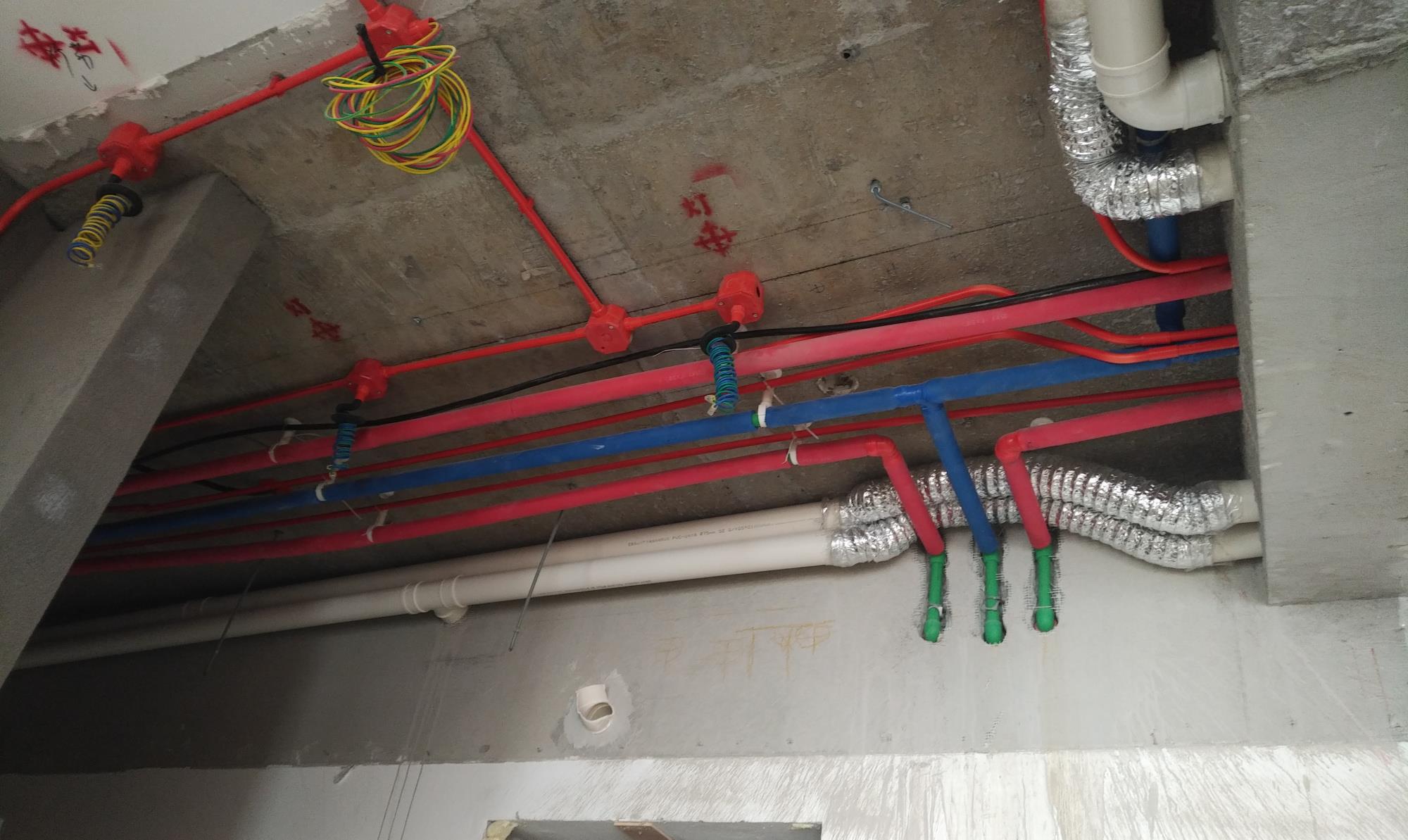 家装水管电线走顶还是走地？工人推荐走顶，真的只是为了赚钱吗？