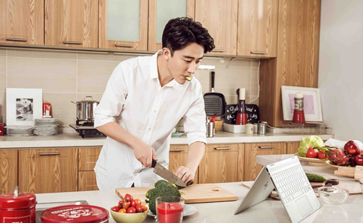 |走进黄轩生活中的家,室内用烛光照明,有点昏暗但充满浪漫气息