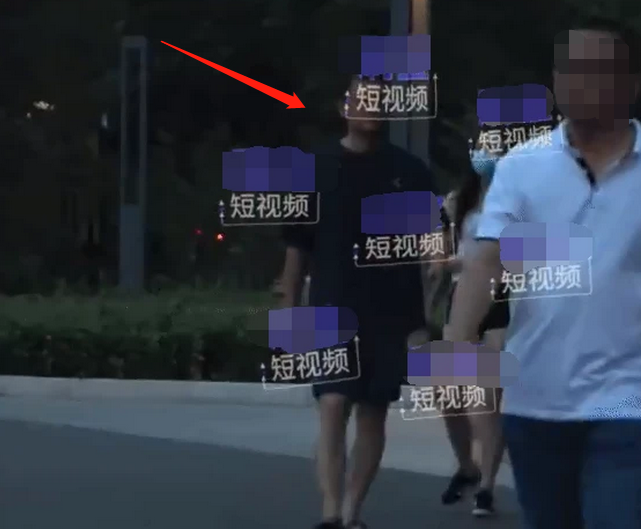 李嫣|15岁李嫣跟父亲遛弯被拍！穿热裤秀嫩白长腿，奶奶跟在身后显慈爱