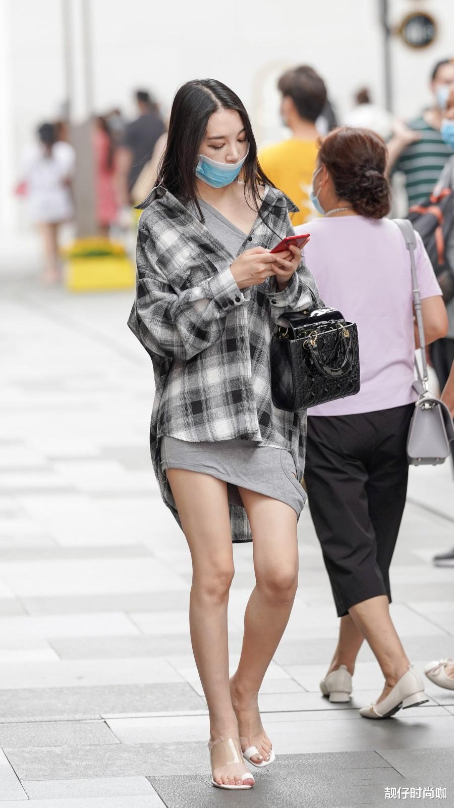 靓仔时尚咖|白＋黑格子衬衫，时尚帅气，还能显示好身材，宽松版型效果更佳！