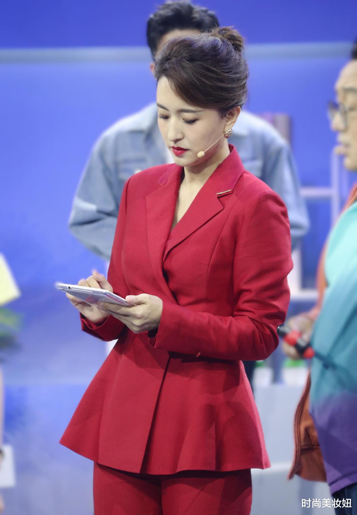 时尚美妆妞|“央视主持”张蕾又惊艳了，真空穿红色西装体面知性，气质无敌