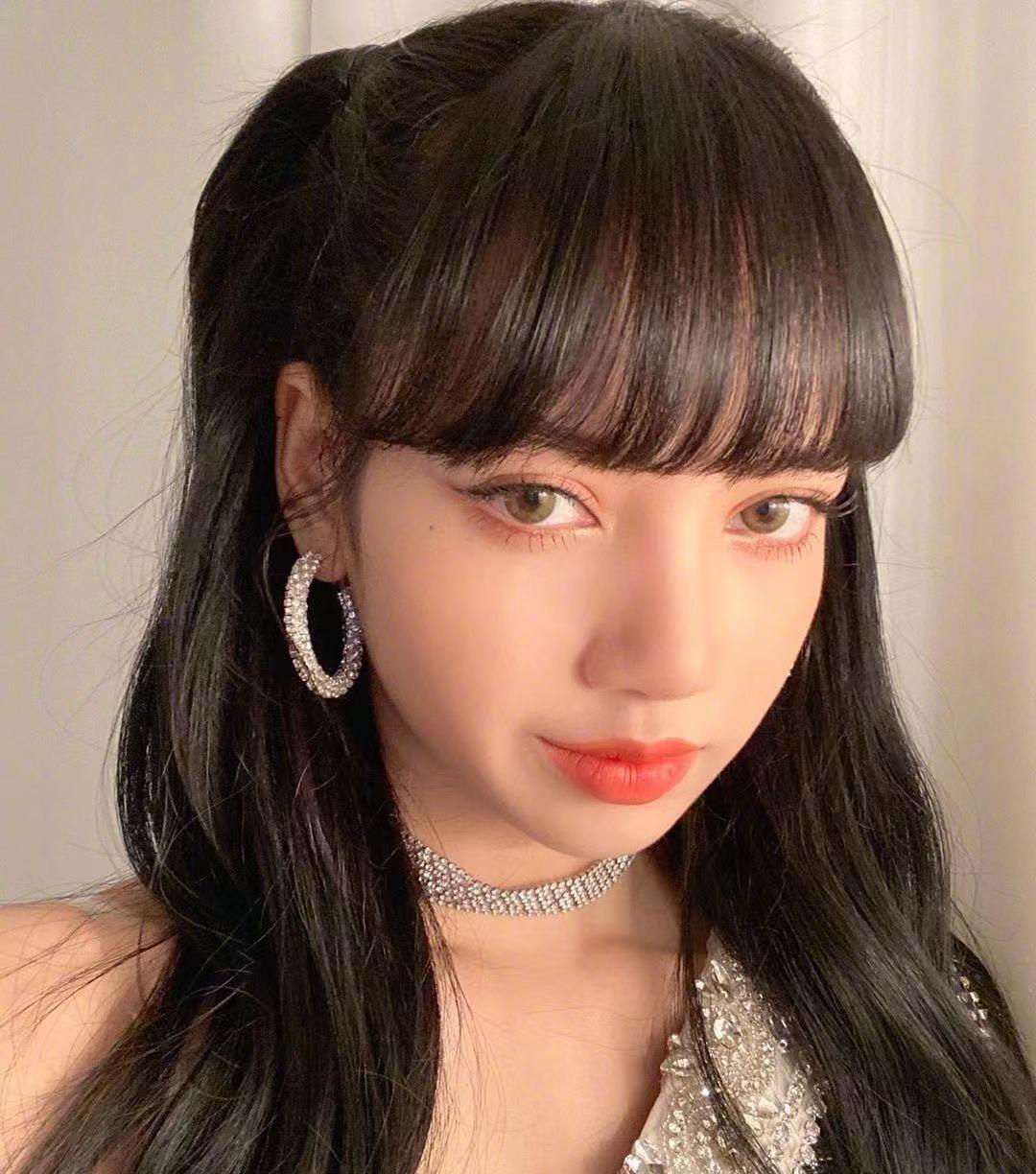 MARRY|Lisa将solo出道,概念海报亮相,金发红衣魅力十足充满神秘感