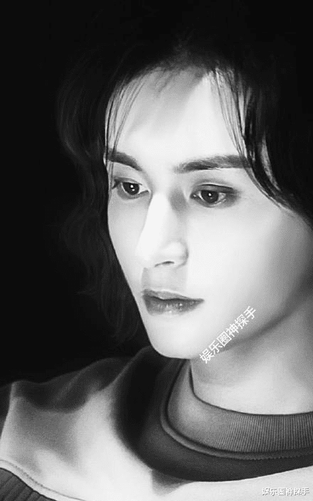 张哲瀚|张哲瀚录音棚录新歌太专业，粉丝却被一身装扮吸睛！