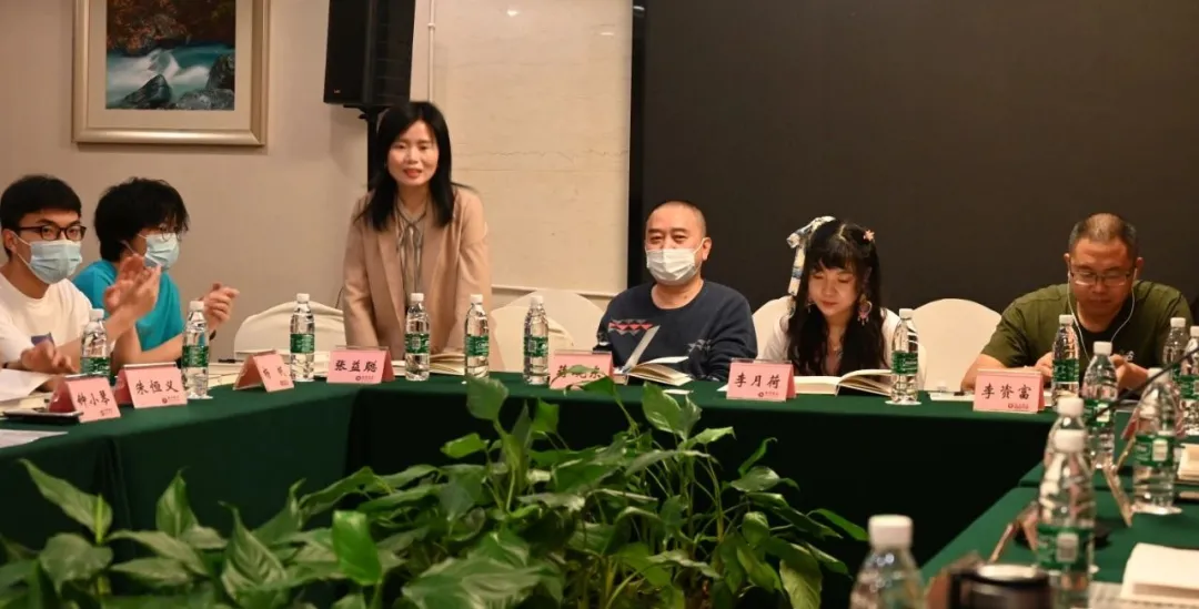 楚衣 绵阳市文艺评论家协会举办“五月诗心动绵州：雍明远书籍捐赠会”