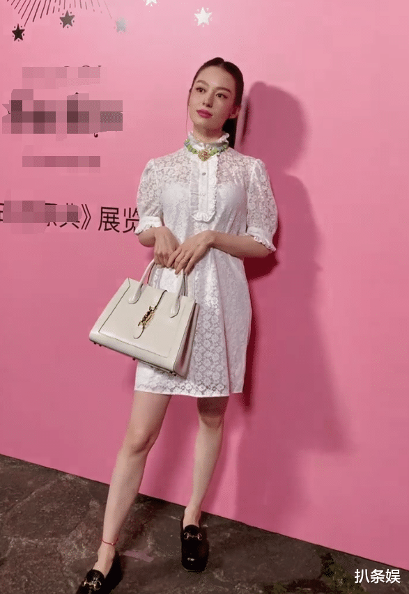 吉娜·爱丽丝|吉娜扎马尾穿白短裙现身，产子四个月身材苗条，却被吐槽面相变了