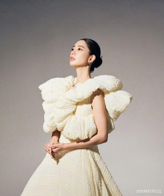 时尚搭配师瓜瓜|克拉拉最新大片曝光,穿挂脖开衩黑裙大秀身材,凹凸曲线真让人羡慕