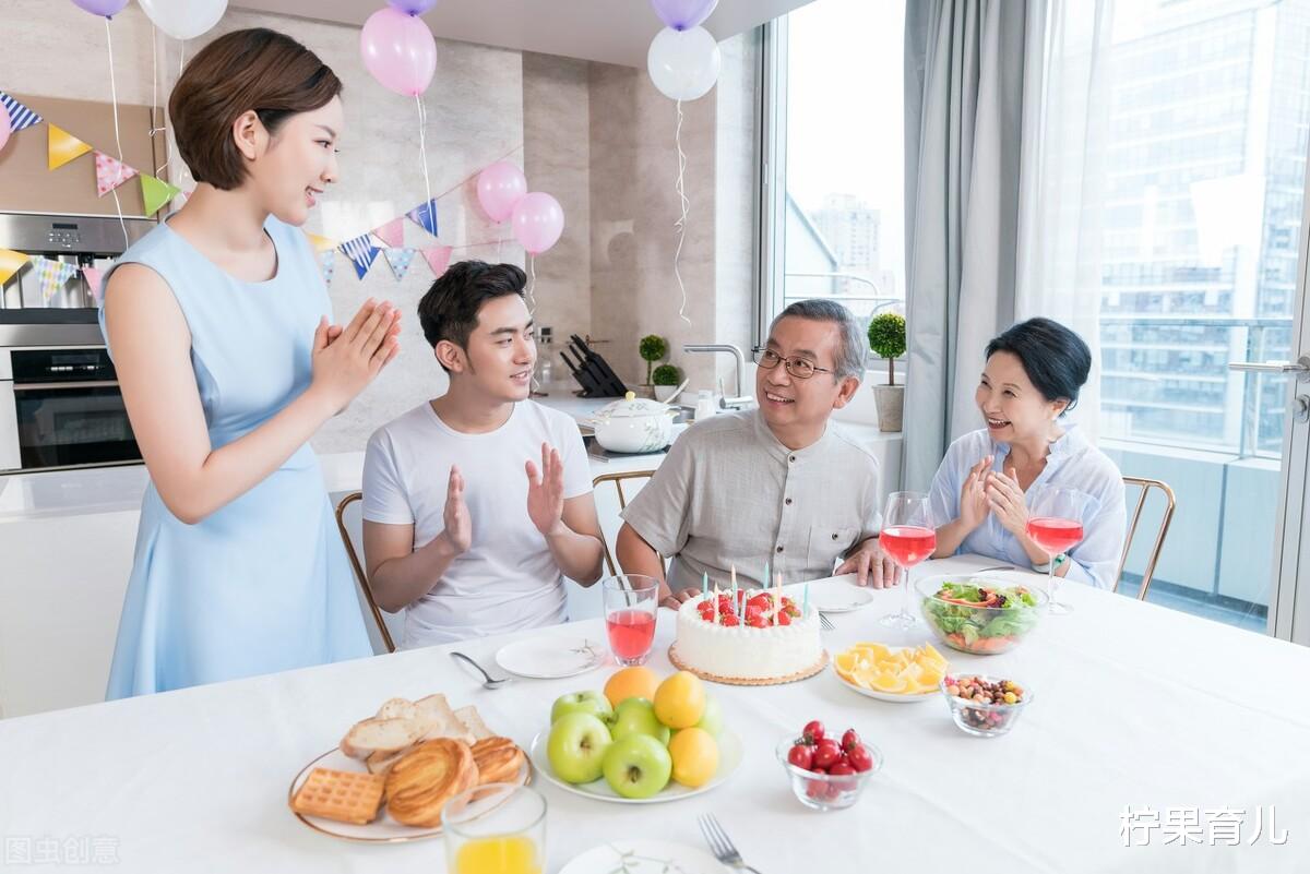 柠果育儿|该不该拿退休金帮衬子女?父母们各自的做法,结局截然不同