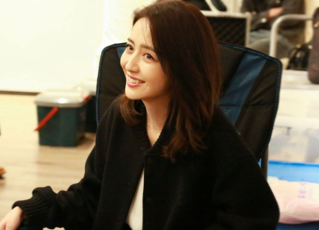 欧阳奋强|佟丽娅离婚后出席活动！穿抹胸裙秀白皙香肩，红唇妩媚姿势撩人