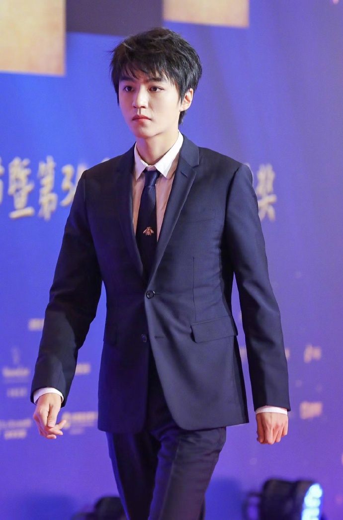 王俊凯|王俊凯参加金鸡奖开幕式太兴奋，自曝新片《断桥》于12月29日定档