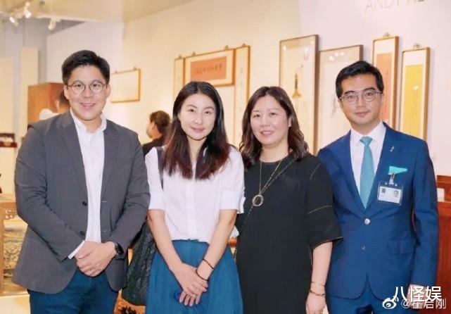 霍启刚|霍启刚携妻参加展览会,与郭晶晶摆同款姿势拍照,喜感十足