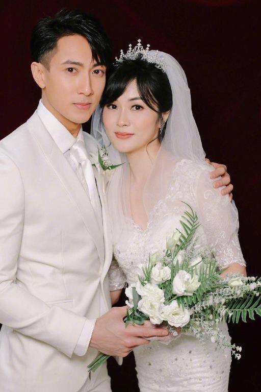 吴尊|吴尊夫妇罕见秀恩爱，素人老婆穿粉裙温柔大方，一看就是贤妻良母