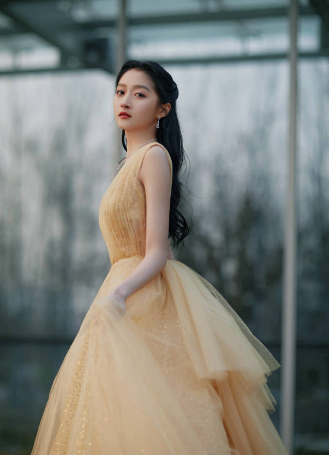 张艺谋|关晓彤黑丝袜大长腿，你觉得她的大长腿有多长？