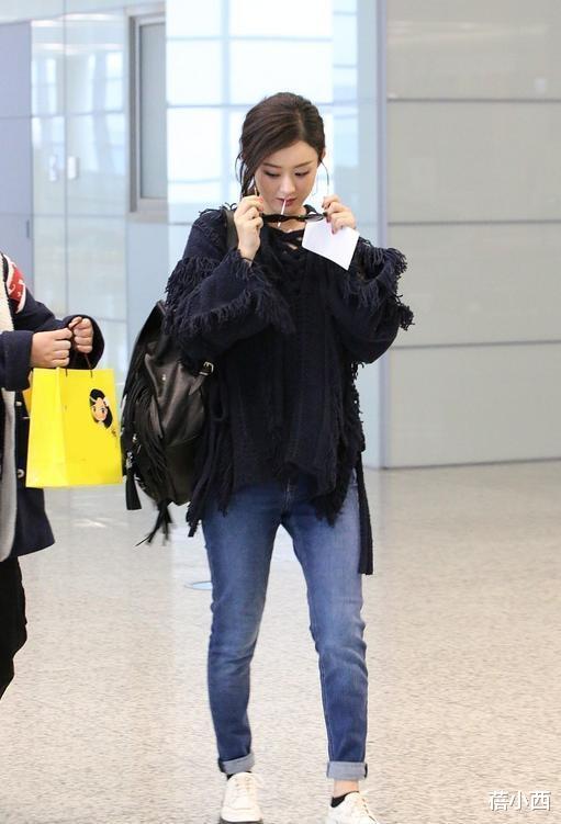 赵丽颖|赵丽颖风格一变时髦10倍，穿上宽下紧打扮走机场，气场不输女团
