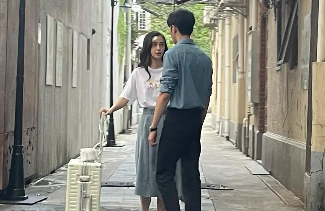 Angelababy|Angelababy超市拍戏被偶遇，休闲打扮超低调，瞪眼式表演遭吐槽